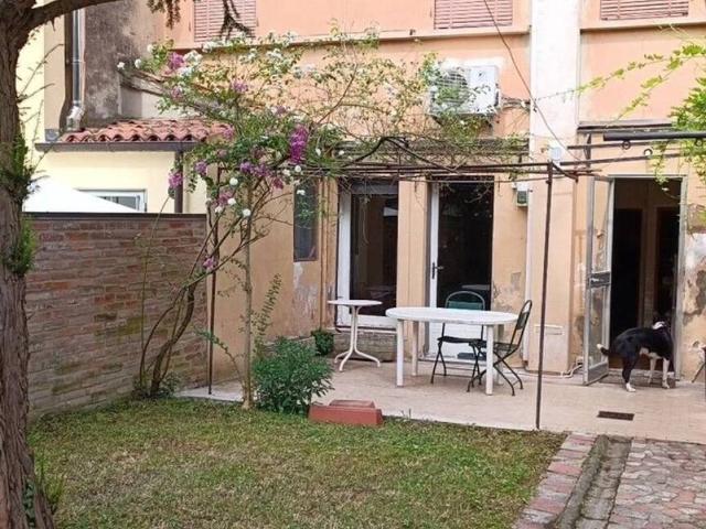Palazzo / Stabile in affitto a Ferrara FE