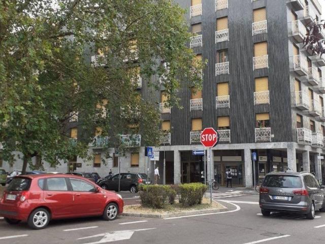 Palazzo / Stabile in affitto a Legnano MI