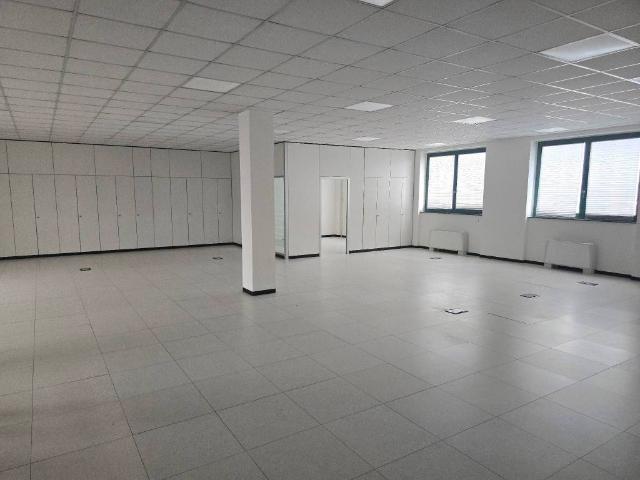 Palazzo / Stabile in affitto a Settimo Milanese MI