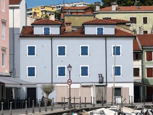 Palazzo / Stabile in vendita a Muggia TS