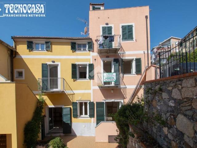 Palazzo / Stabile in vendita a Magliolo SV