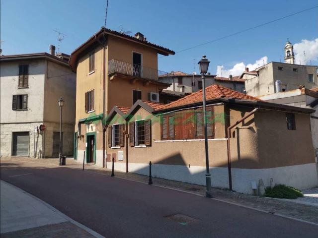 Palazzo / Stabile in vendita a Molteno LC