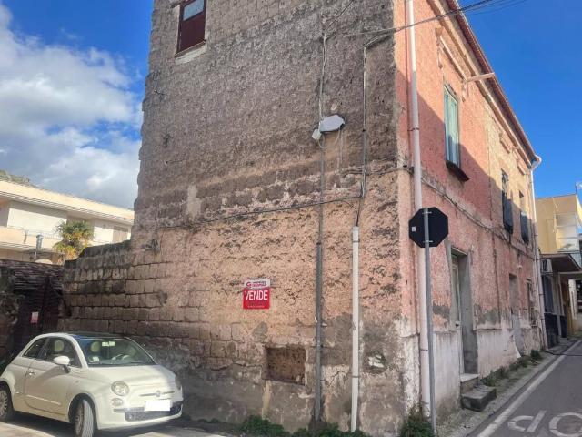 Palazzo / Stabile in vendita a Mondragone CE