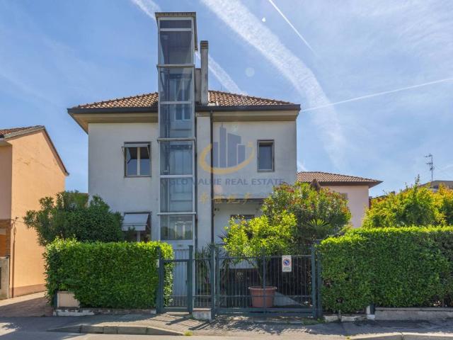 Palazzo / Stabile in vendita a Monza MB