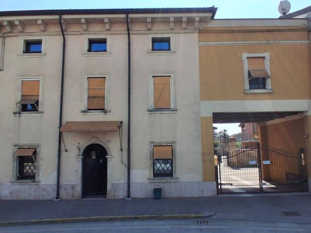 Palazzo / Stabile in vendita a Mozzecane VR