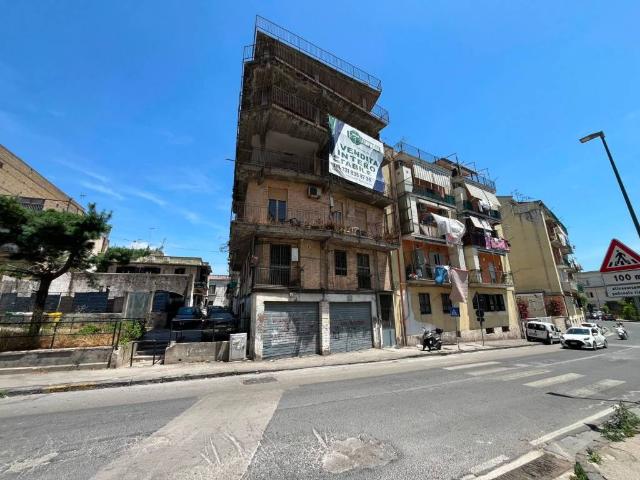 Palazzo / Stabile in vendita a Napoli NA