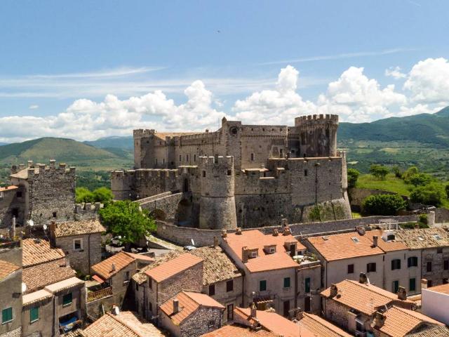 Palazzo / Stabile in vendita a Nerola RM