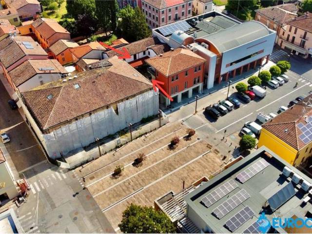 Palazzo / Stabile in vendita a Novi di Modena MO