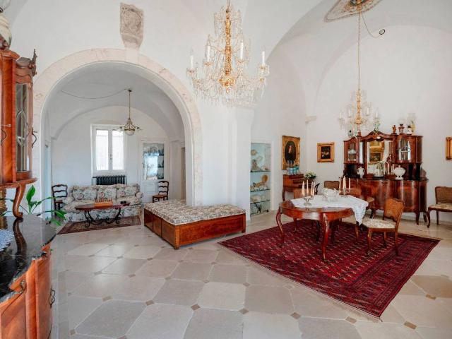Palazzo / Stabile in vendita a Ostuni BR