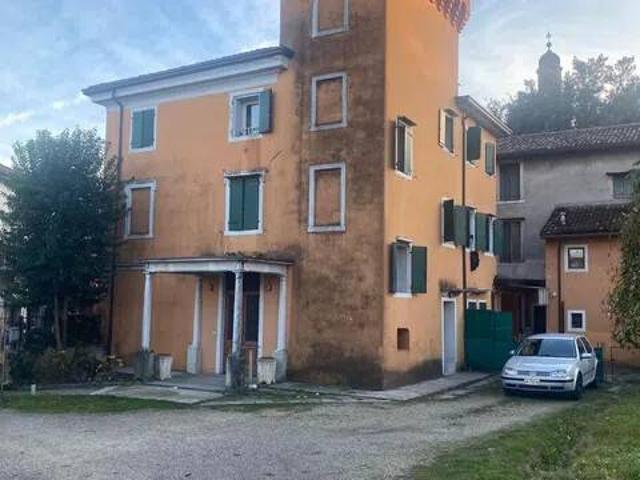 Palazzo / Stabile in vendita a Azzano Decimo PN