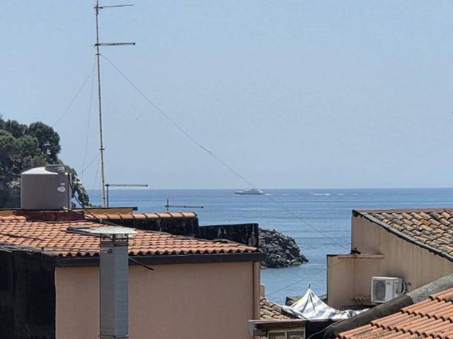 Palazzo / Stabile in vendita a Aci Castello CT