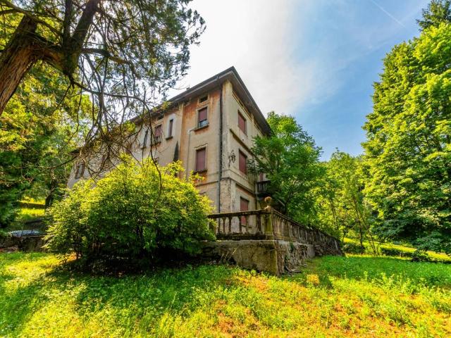 Palazzo / Stabile in vendita a Albino BG