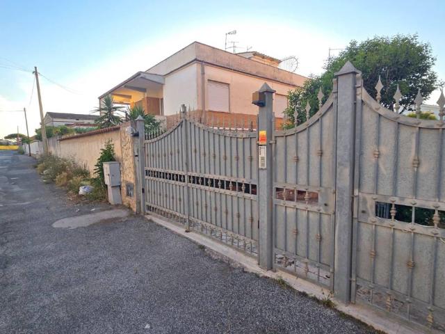 Palazzo / Stabile in vendita a Ardea RM