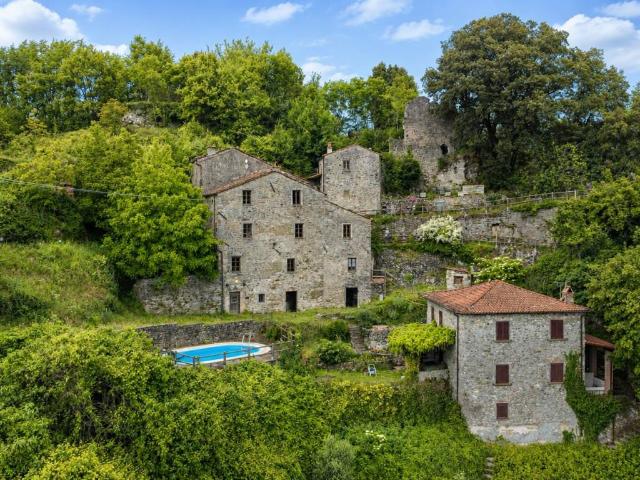 Palazzo / Stabile in vendita a Bagni di Lucca LU
