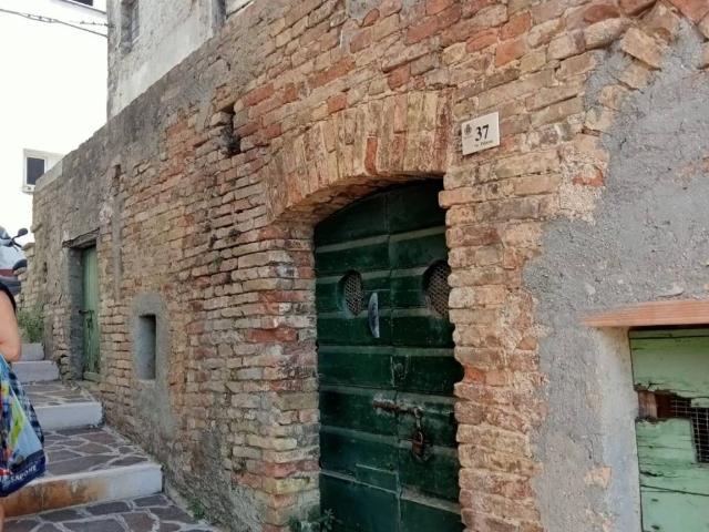 Palazzo / Stabile in vendita a Bellante TE
