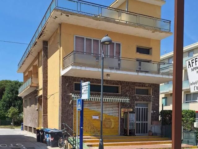 Palazzo / Stabile in vendita a Bellaria Igea Marina RN