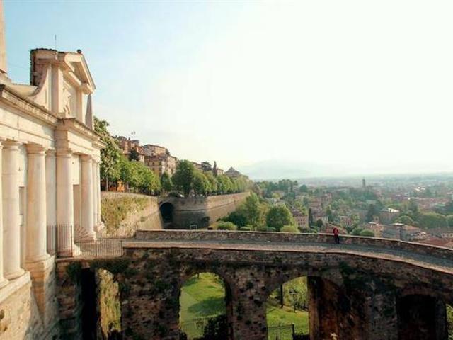 Palazzo / Stabile in vendita a Bergamo BG