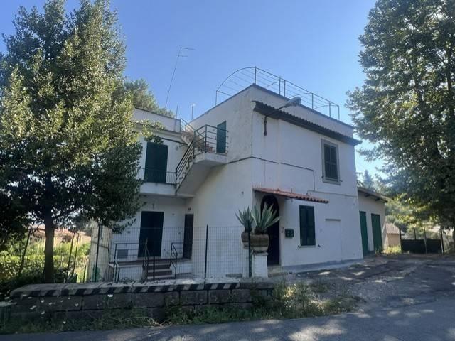 Palazzo / Stabile in vendita a Bracciano RM