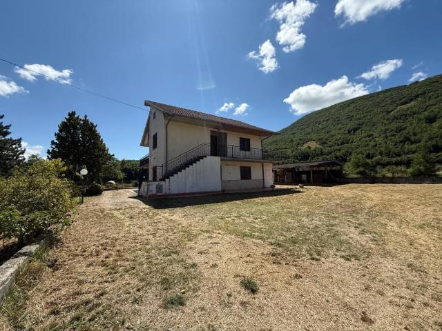 Palazzo / Stabile in vendita a Cagnano Amiterno AQ