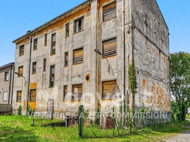 Palazzo / Stabile in vendita a Cadorago CO