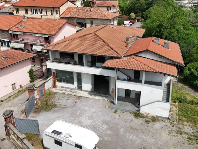 Palazzo / Stabile in vendita a Cadorago CO