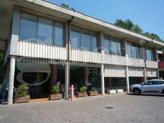 Palazzo / Stabile in vendita a Cadrezzate con Osmate VA