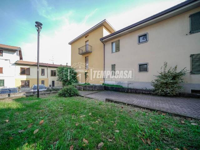 Palazzo / Stabile in vendita a Cairate VA