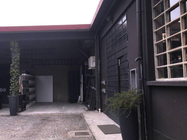 Palazzo / Stabile in vendita a Cairate VA