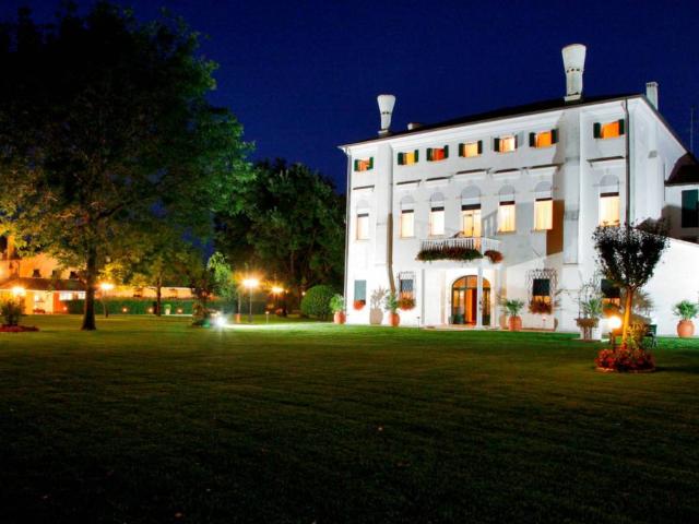 Palazzo / Stabile in vendita a Caorle VE