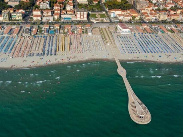 Palazzo / Stabile in vendita a Camaiore LU