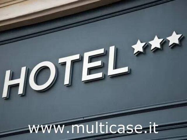 Palazzo / Stabile in vendita a Camaiore LU