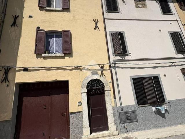 Palazzo / Stabile in vendita a Cantiano PU