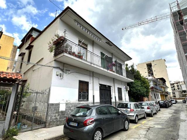 Palazzo / Stabile in vendita a Casoria NA