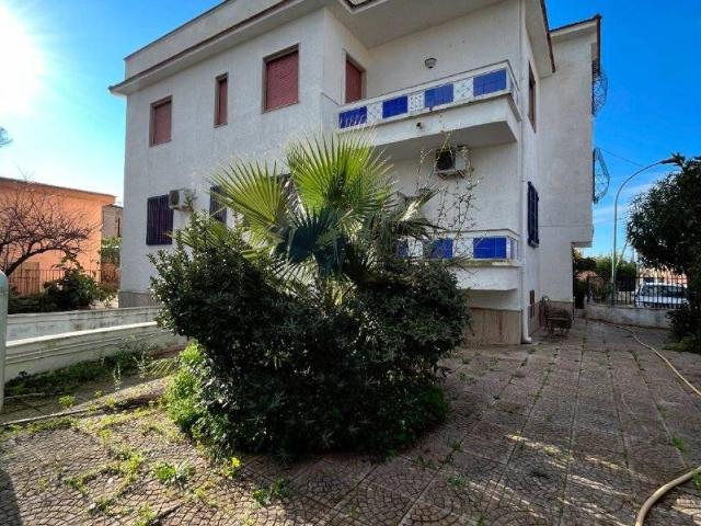 Palazzo / Stabile in vendita a Castel Volturno CE