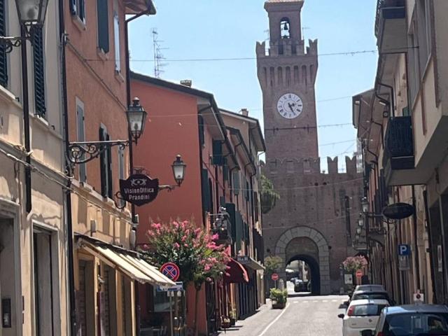 Palazzo / Stabile in vendita a Castel San Pietro Terme BO
