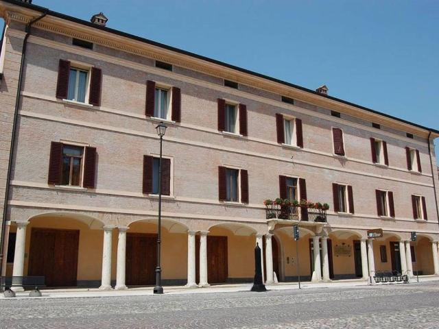 Palazzo / Stabile in vendita a Castelmassa RO