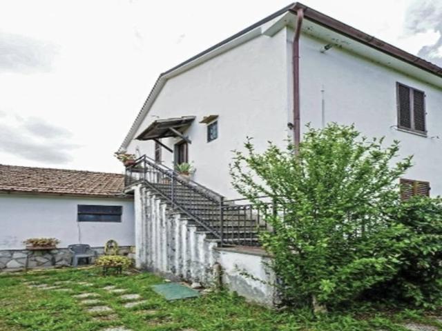 Palazzo / Stabile in vendita a Castell'Azzara GR