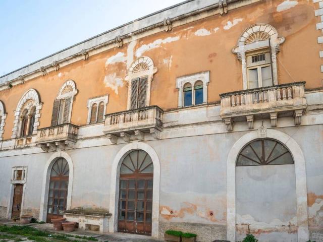Palazzo / Stabile in vendita a Carovigno BR