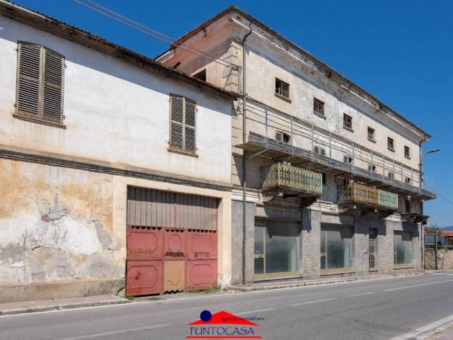Palazzo / Stabile in vendita a Caraglio CN