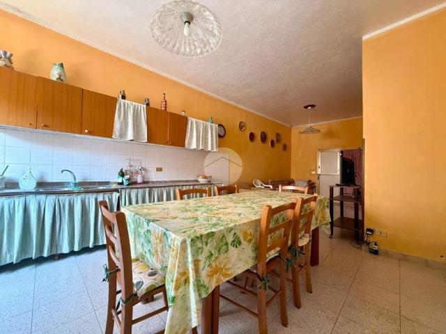 Palazzo / Stabile in vendita a Carini PA