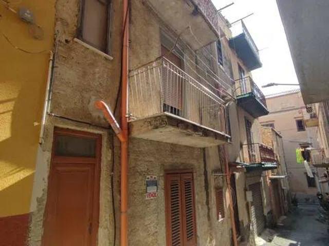 Palazzo / Stabile in vendita a Carini PA