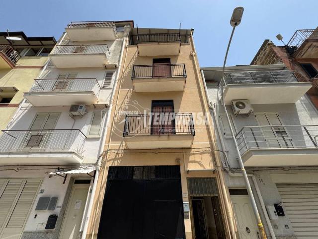 Palazzo / Stabile in vendita a Carini PA