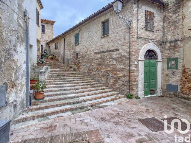 Palazzo / Stabile in vendita a Cartoceto PU