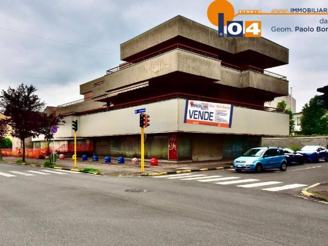 Palazzo / Stabile in vendita a Cesano Maderno MB