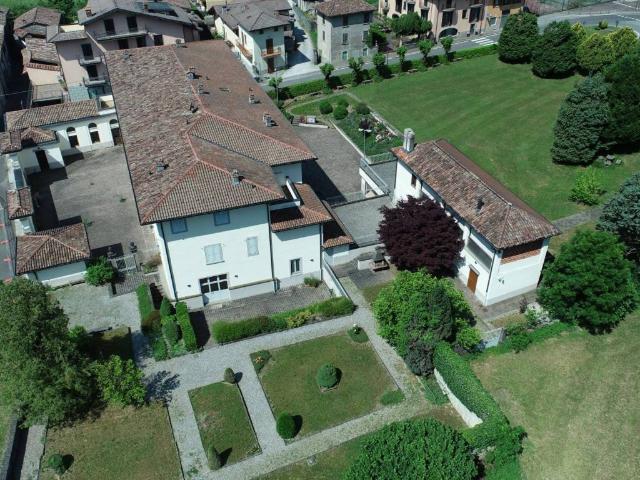 Palazzo / Stabile in vendita a Clusone BG