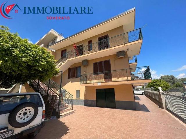 Palazzo / Stabile in vendita a Davoli CZ