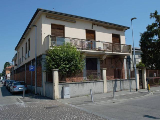 Palazzo / Stabile in vendita a Desio MB
