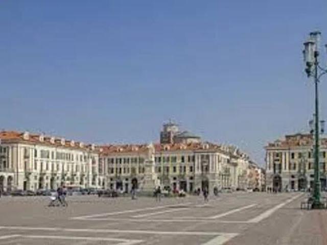 Palazzo / Stabile in vendita a Dogliani CN