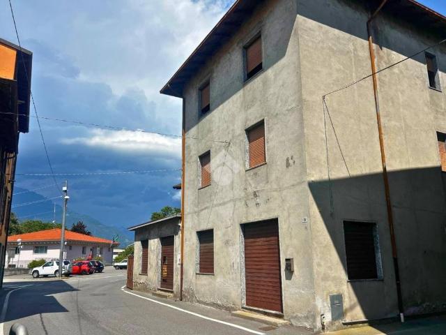 Palazzo / Stabile in vendita a Esine BS
