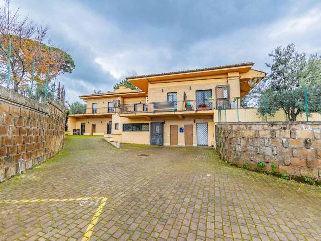 Palazzo / Stabile in vendita a Frascati RM